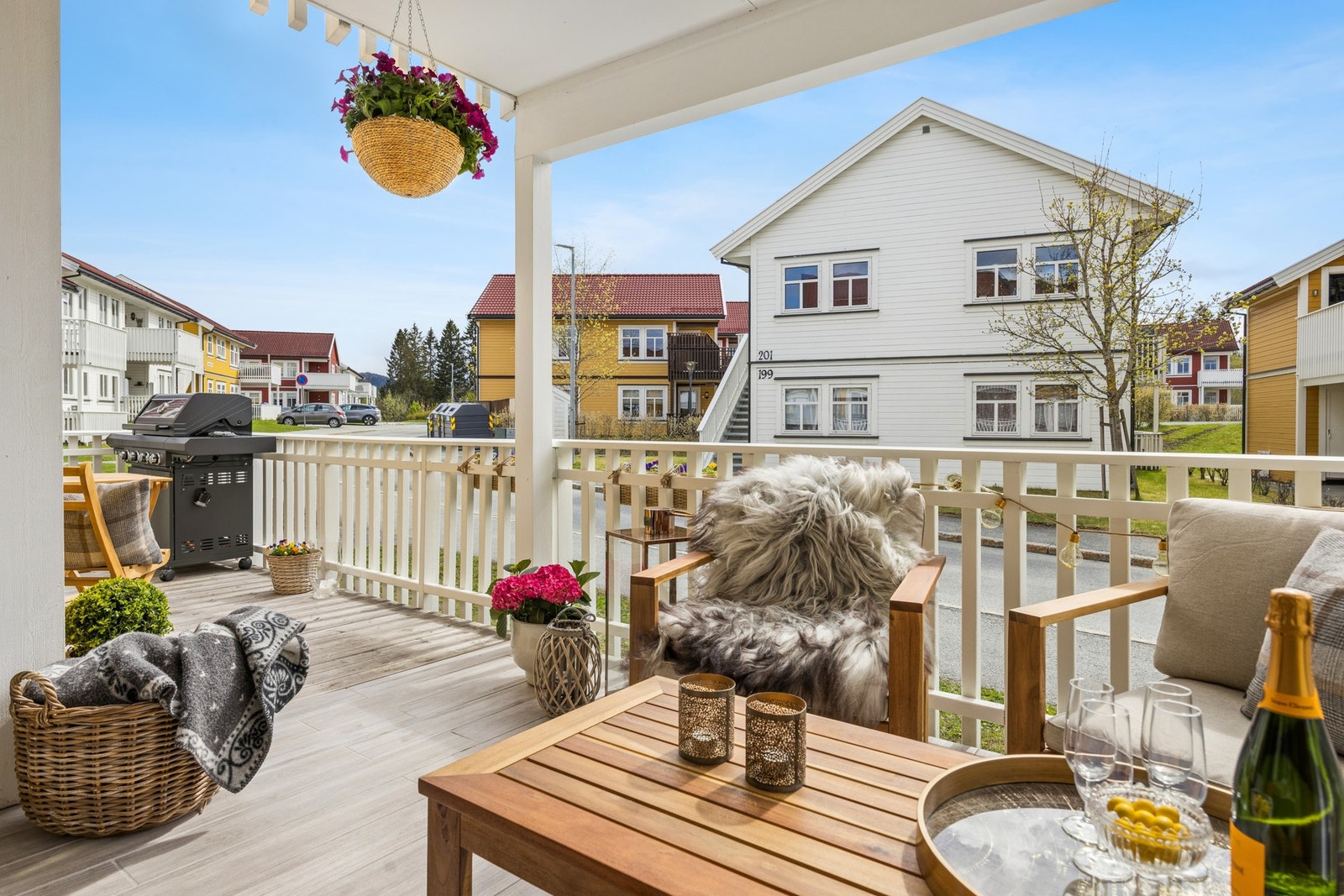 Deler av terrassen er overbygd slik at den kan benyttes store deler av året. Galleribilde