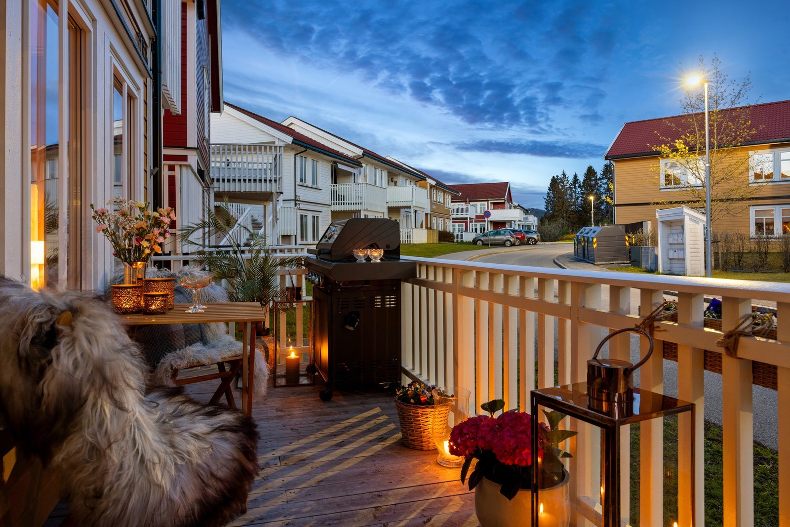Romslig terrasse på 15,8kvm. God plass til møblering etter eget ønske. Galleribilde