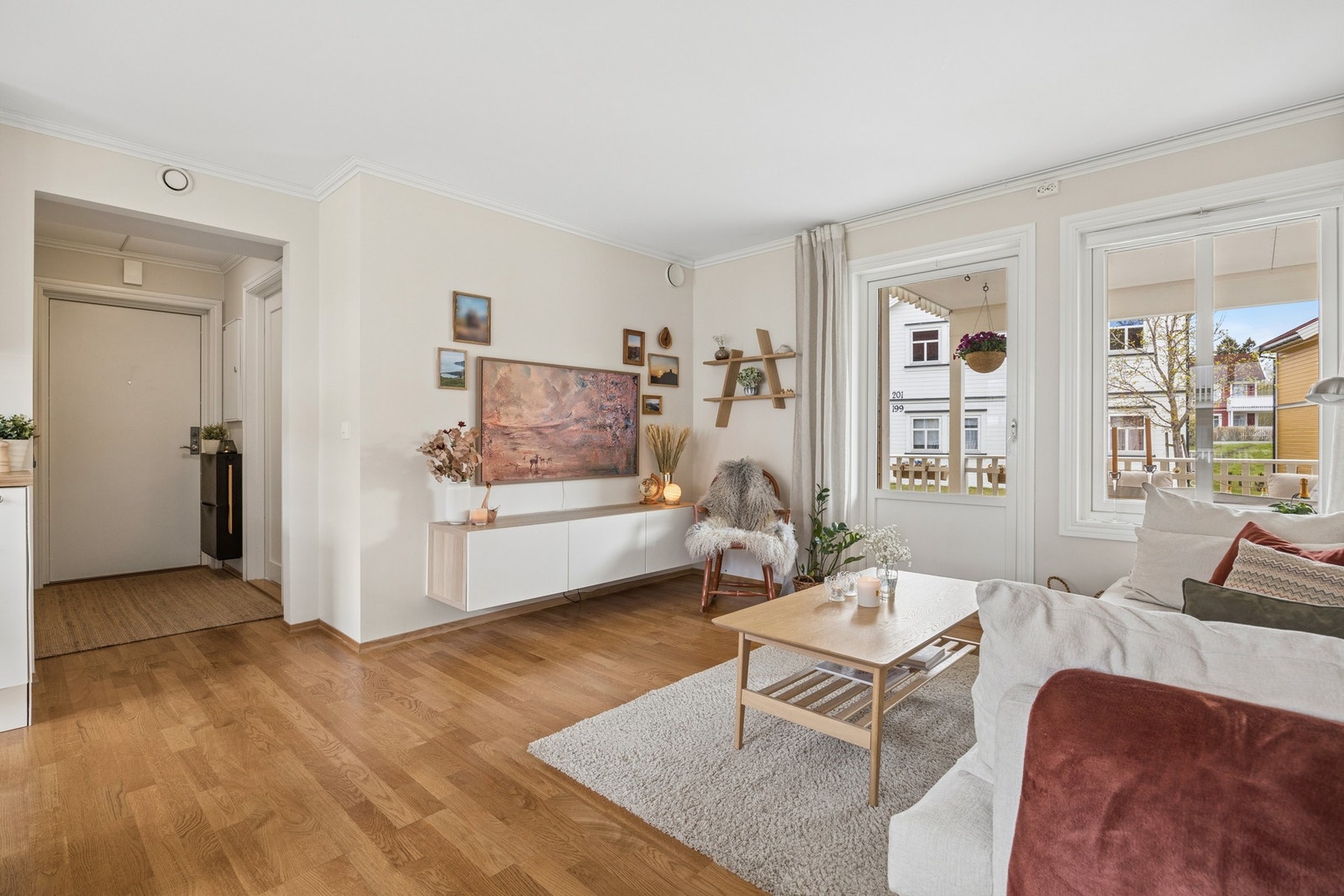 Pent oppholdsrom med parkett på gulv og nøytrale fargevalg, enkelt å innrede etter egen stil og behov. Galleribilde