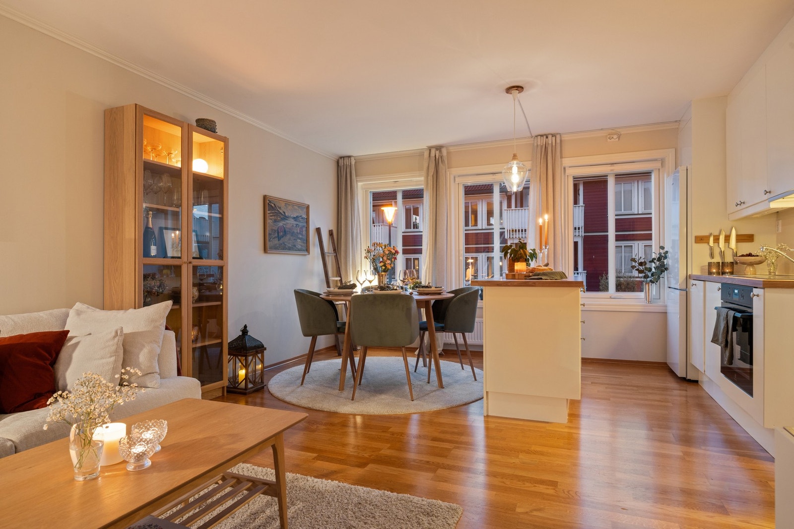 Åpen og sosial løsning mellom stue, kjøkken og spiseplass, perfekt for hyggelige middager. Galleribilde