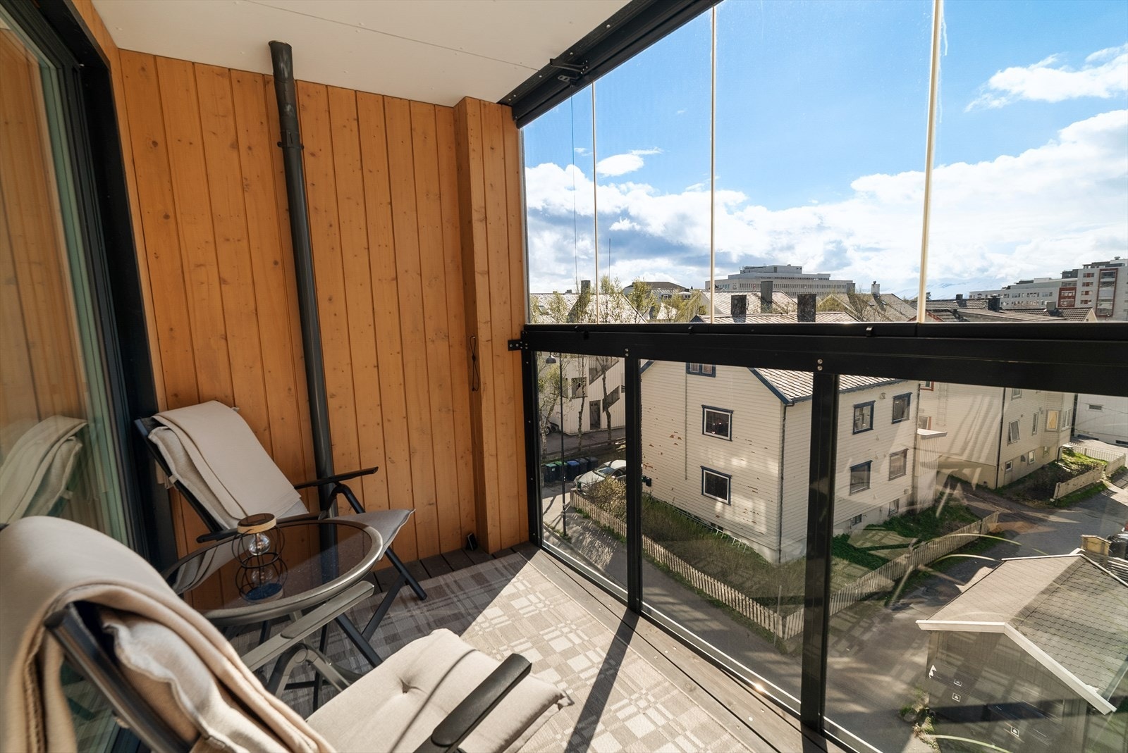 Her har du utgang til en innglasset balkong - en flott forlengelse av stuerommet på sommerstid. Galleribilde