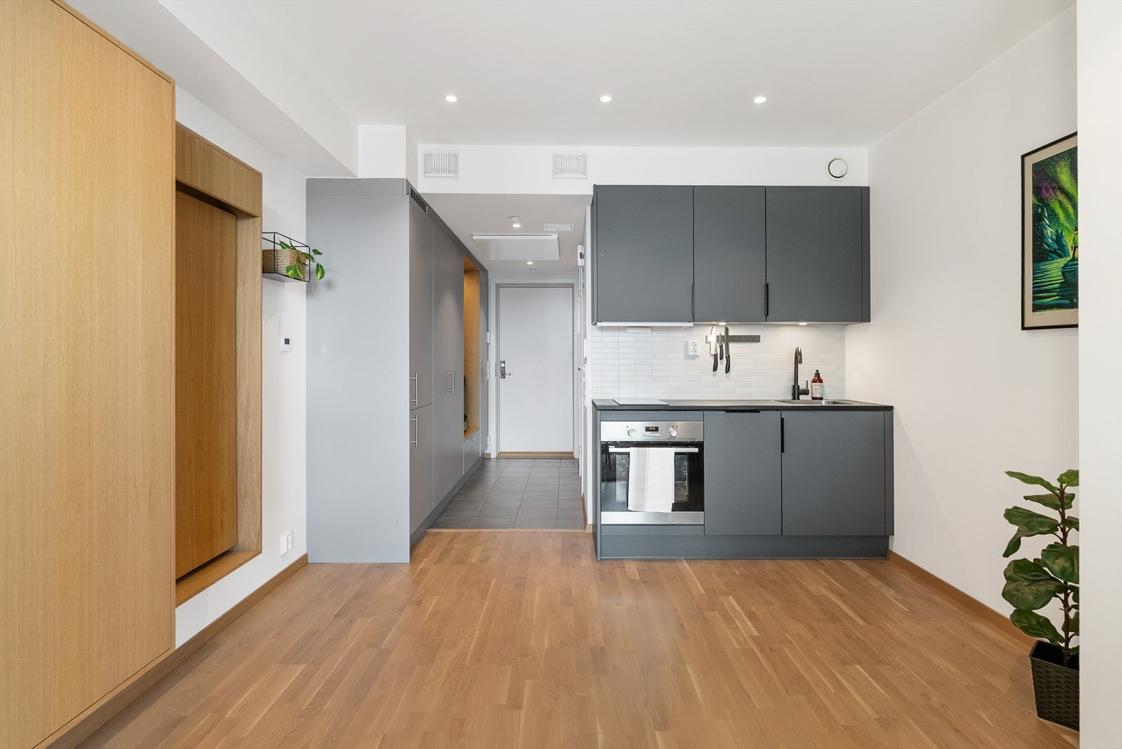 Leiligheten har gjennomgående delikate farge- og materialvalg, i den moderne kombinasjonen grå, eik og hvitt. Galleribilde