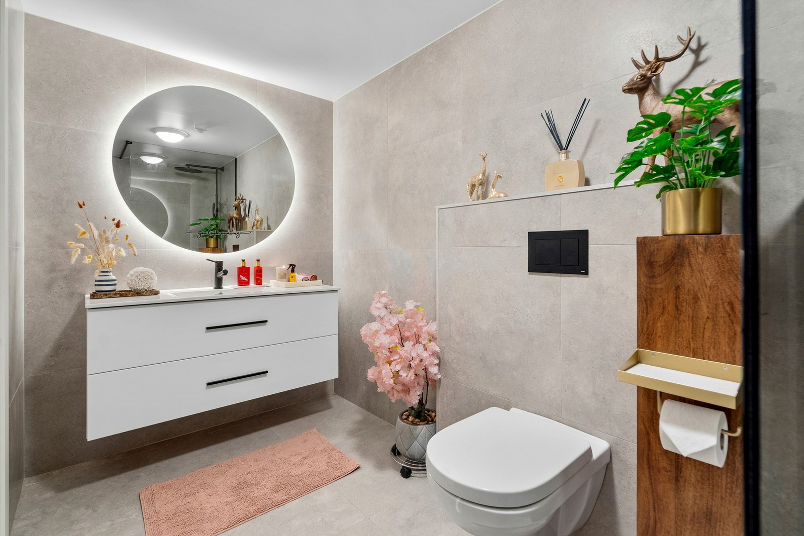Badet er meget flott og innredet med store skuffer, dusjhjørne, vegghengt toalett og stilig speil Galleribilde