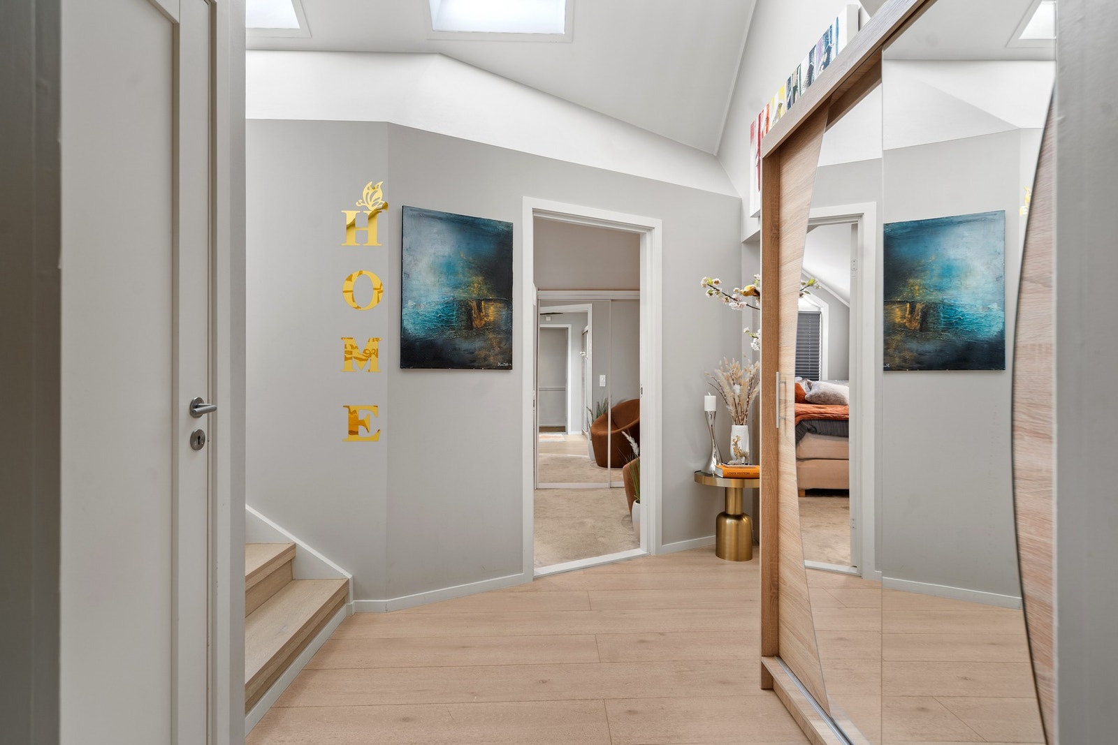 Entré/hall med flott garderobeløsning og trapp opp Galleribilde