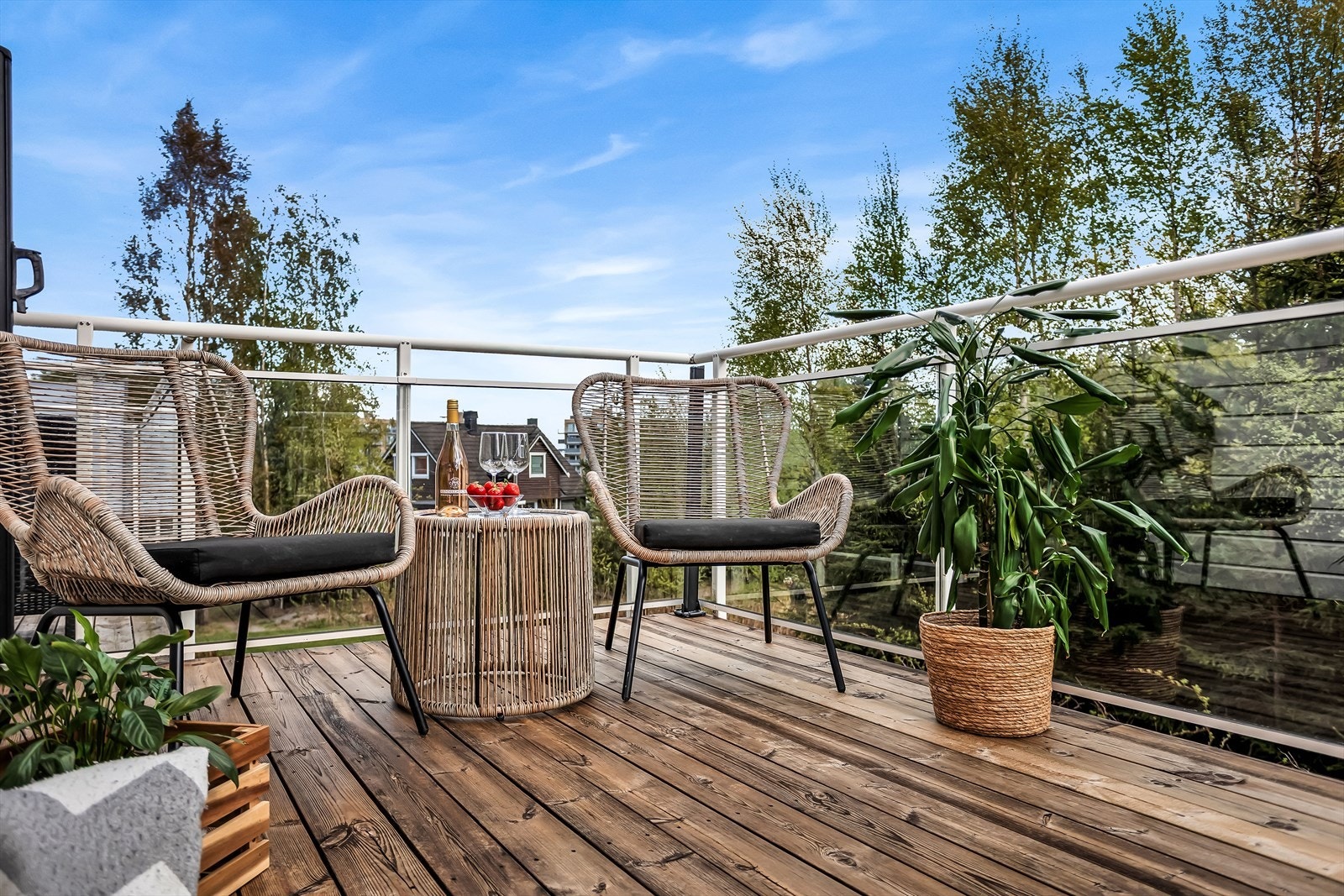 Fra stuen er det utgang til en fin terrasse på rundt 11 m² med rekkverk i aluminium og glass. Galleribilde