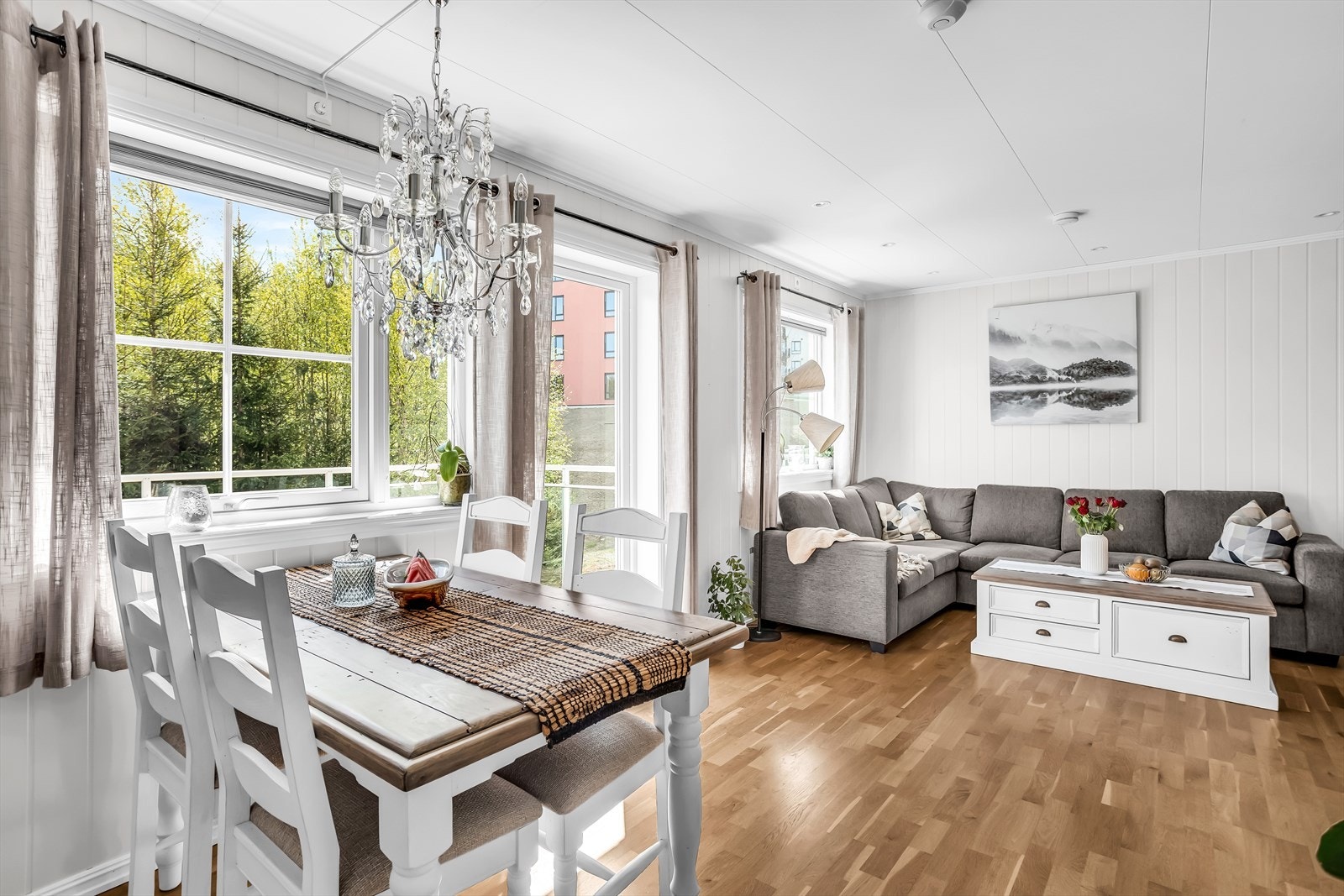 Spiseplassen er en naturlig del av den åpne løsningen. Galleribilde