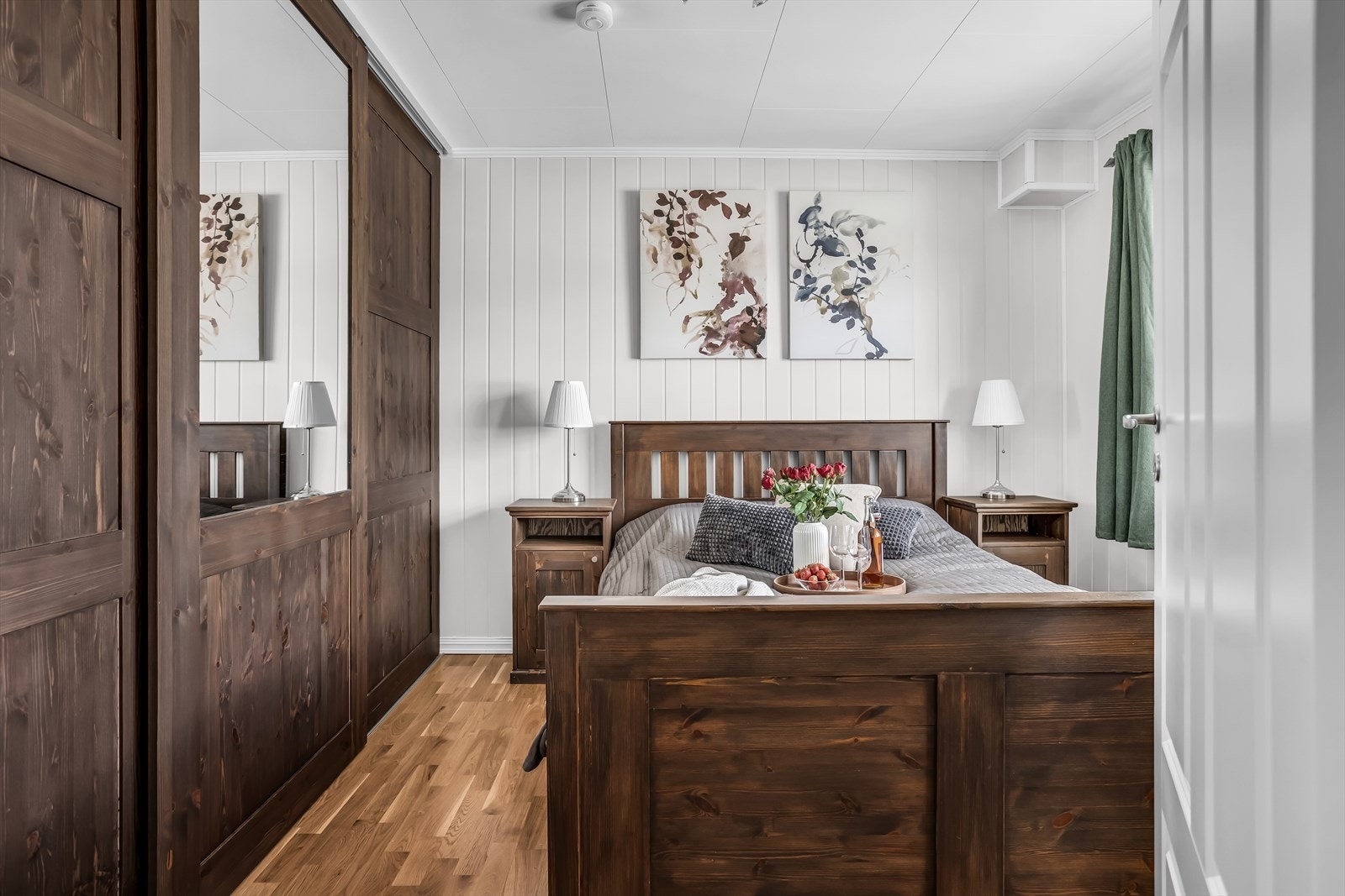Hovedsoverommet har god plass til dobbeltseng og garderobeløsning. Galleribilde