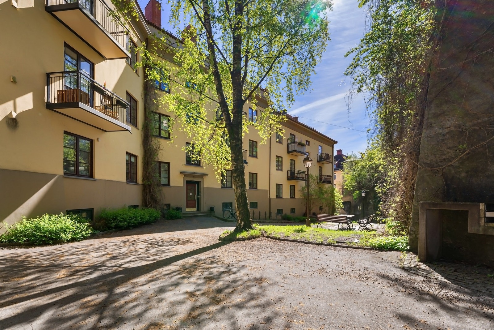 Bakgården er pent opparbeidet. Galleribilde