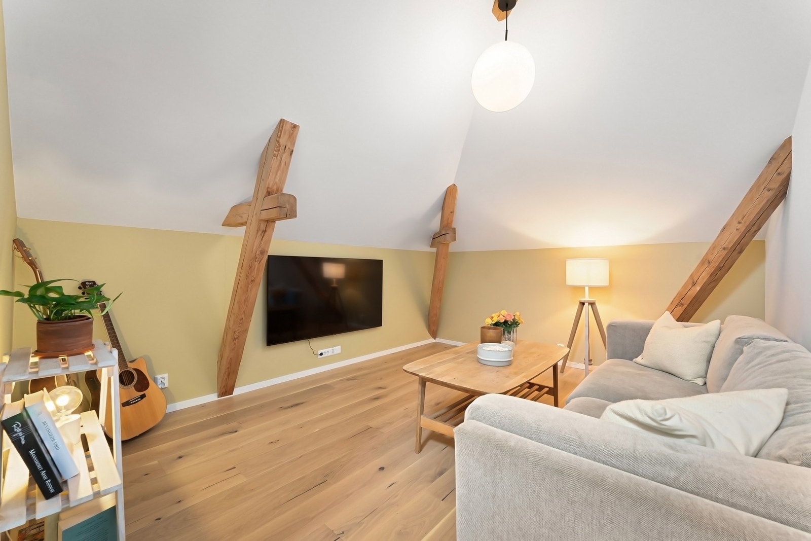 Disponibelt rom med flere bruksmuligheter, per i dag innredet som loftstue. Galleribilde