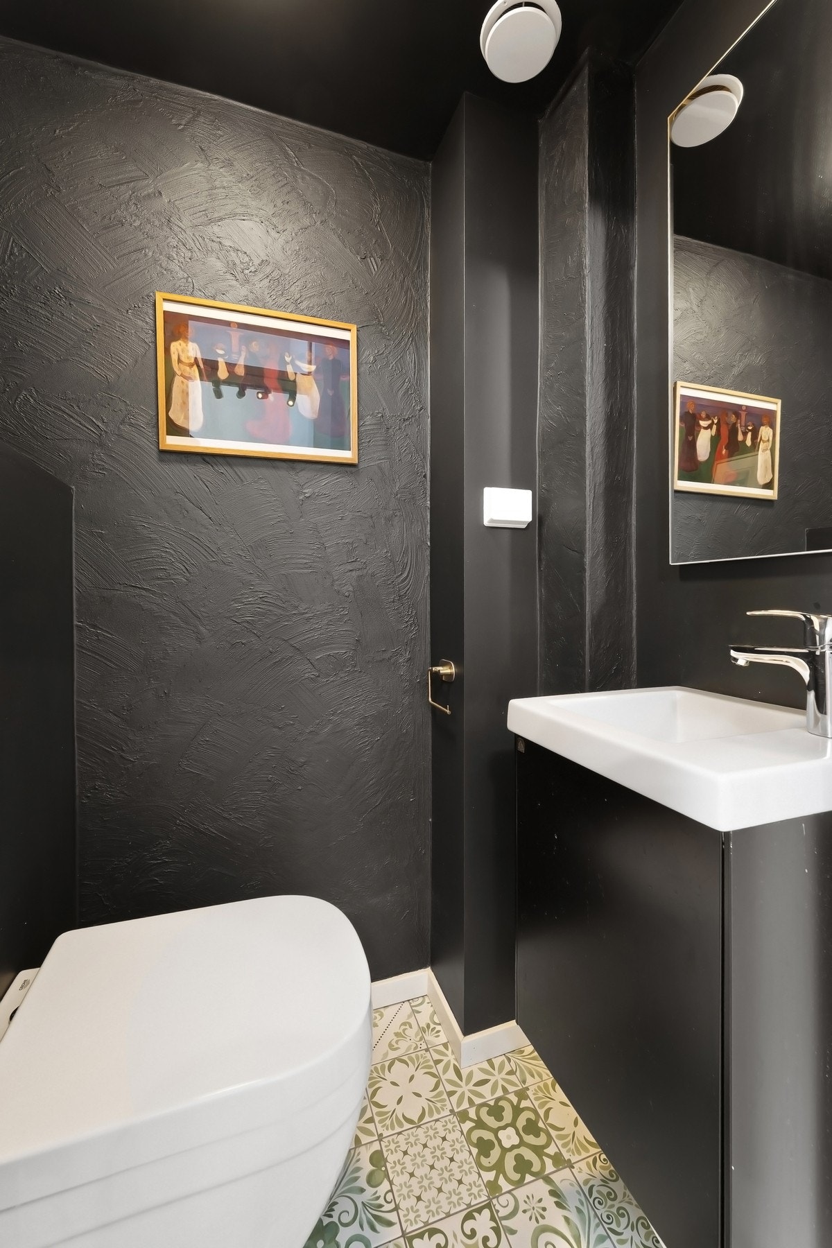 Praktisk separat WC-rom på loft med gulvvarme. Galleribilde