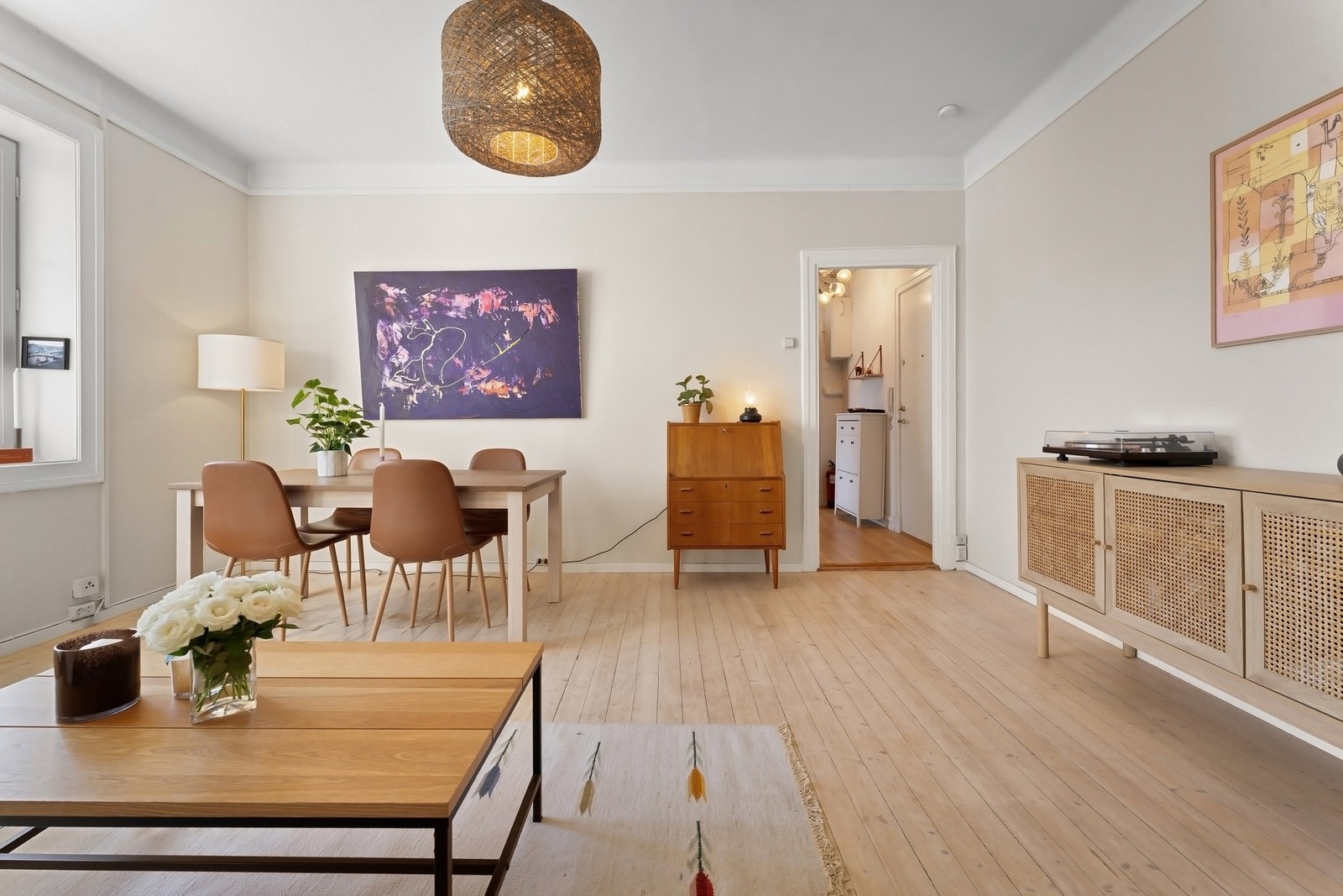 Overflatene er malt i en lys og behagelig fargetone. Galleribilde
