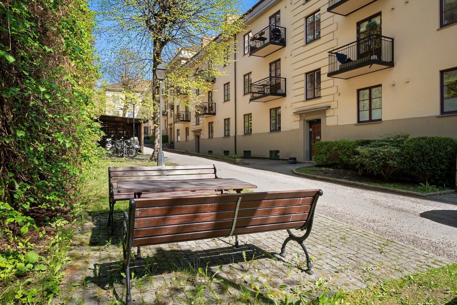 Koselig felles bakgård. Galleribilde