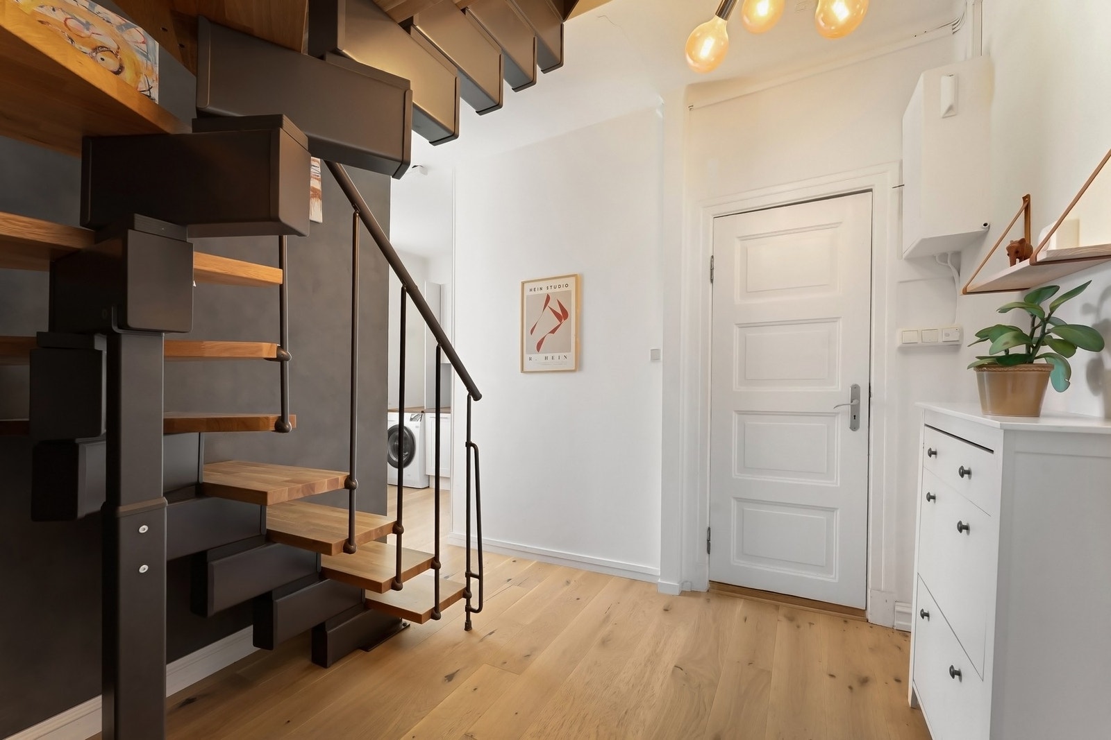 Romslig entré med plass for klesoppheng og oppbevaring av sko. Galleribilde