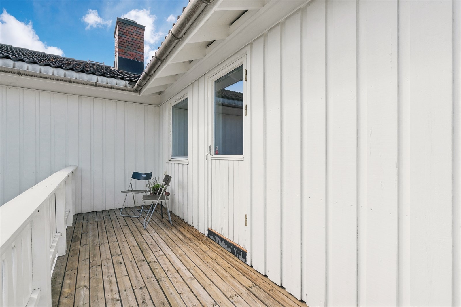 Fra rommet er det direkte utgang til en egen balkong, som gir en hyggelig og privat uteplass. Galleribilde