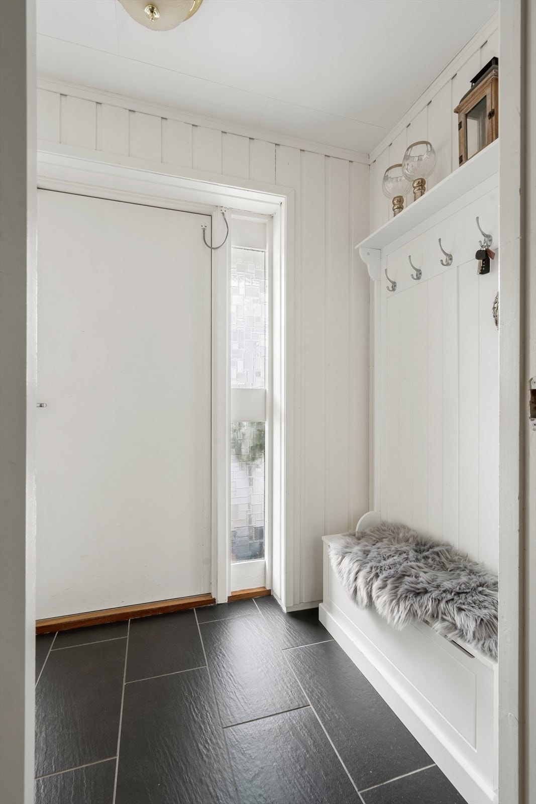 Du ønskes velkommen inn i en lys og pen entre med god plass til oppheng av yttertøy. Galleribilde