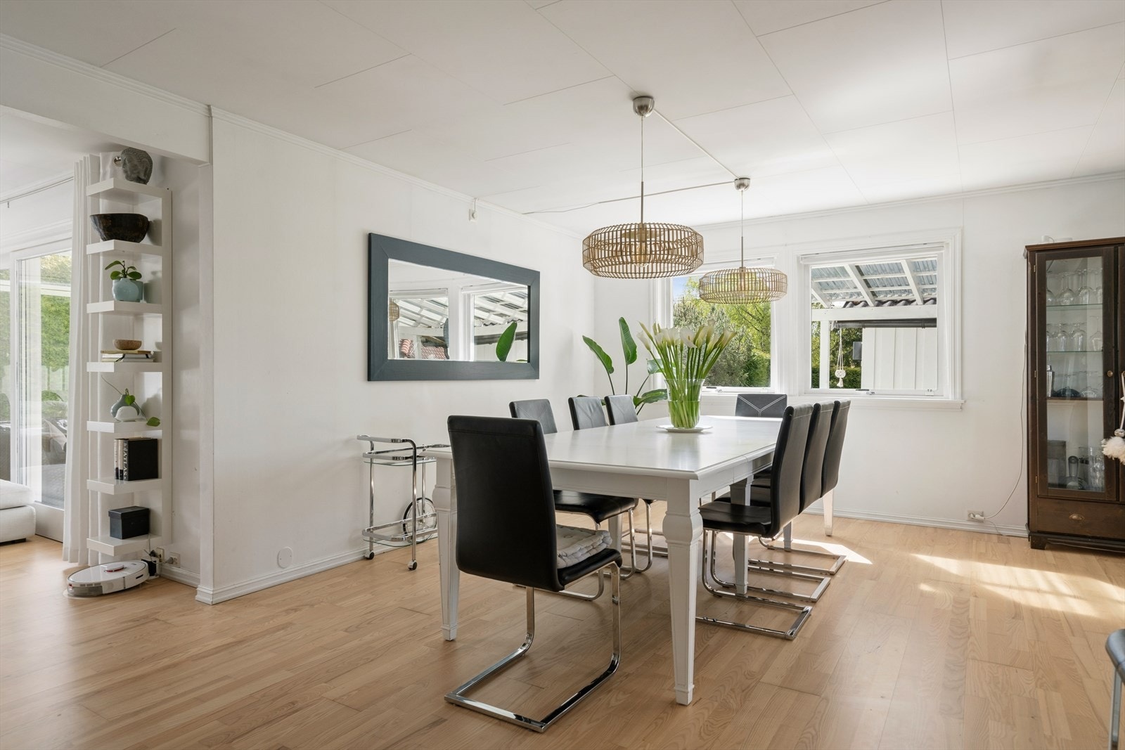 Den åpne løsningen legger godt til rette for hyggelige sammenkomster. Galleribilde