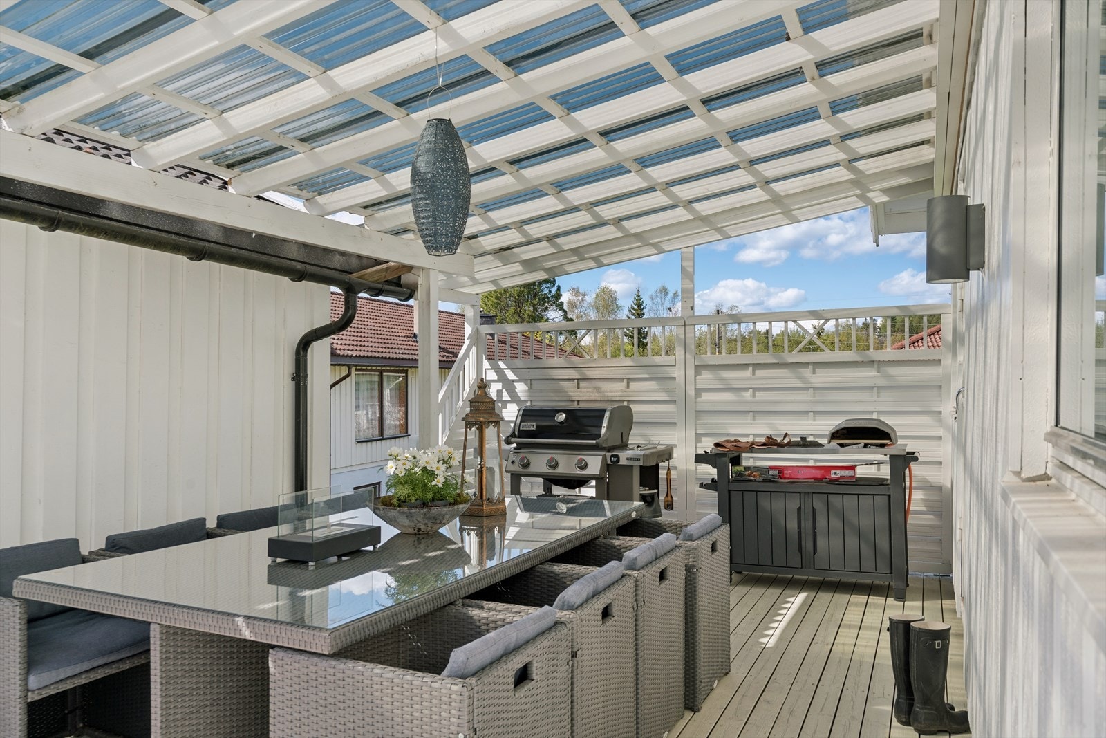 Overbygget terrasse med god plass til spisegruppe, perfekt for måltider utendørs. Galleribilde