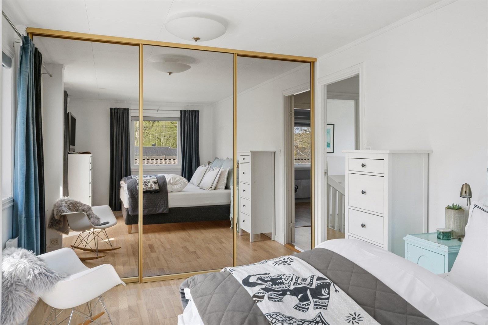 Soverommet er videre utstyrt med en praktisk skyvedørsgarderobe med speilfronter, som gir rikelig med oppbevaringsplass samtidig som speilene bidrar til å forsterke romfølelsen og lysinnslippet. Galleribilde