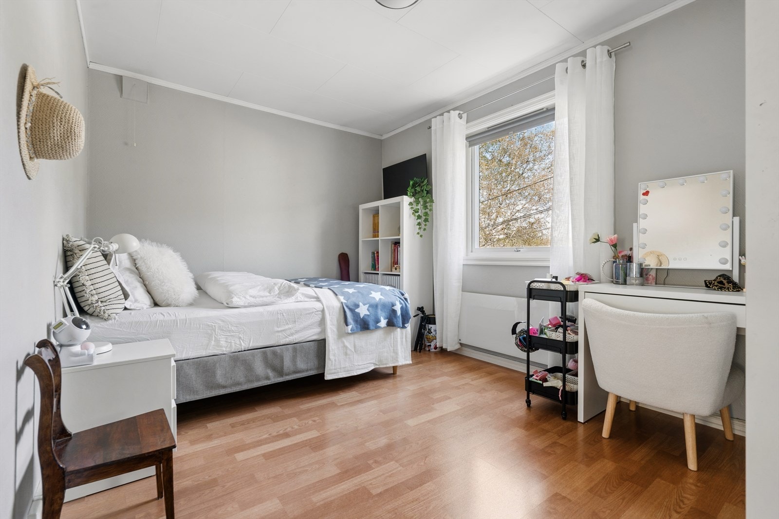 Det andre soverommet i etasjen er også av god størrelse, med plass til både seng og garderobeløsning. Galleribilde