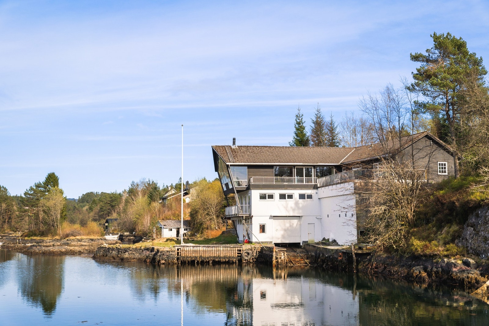 Eiendommen går over flere matrikler og har et samlet areal på 2 615 m². Galleribilde
