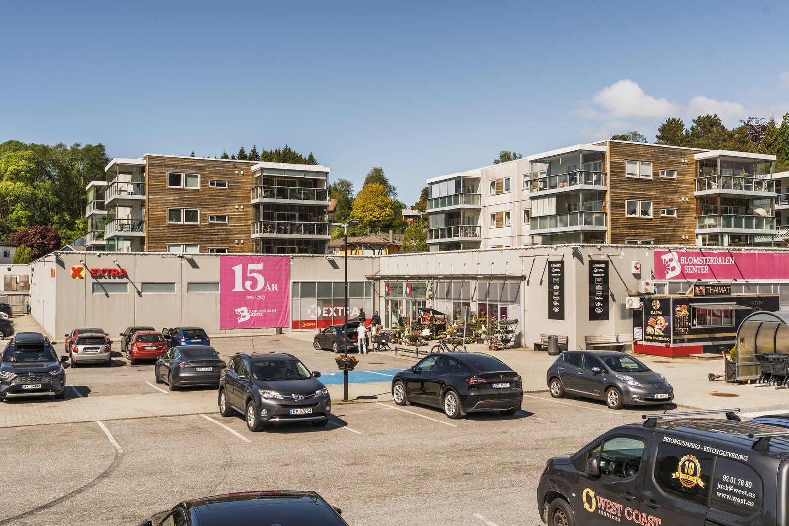 I tillegg finnes det gode handlemuligheter både hos Bunnpris Hjellestad og på Blomsterdalen Senter, sistnevnte kun ca. 20 minutters gange eller noen få minutter med bil Galleribilde