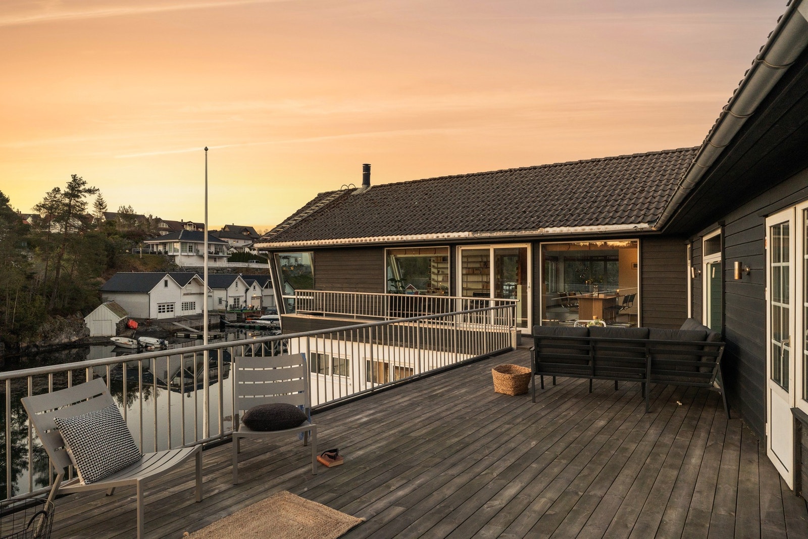 Fra stuen er det utgang til romslige terrassearealer med gode solforhold Galleribilde