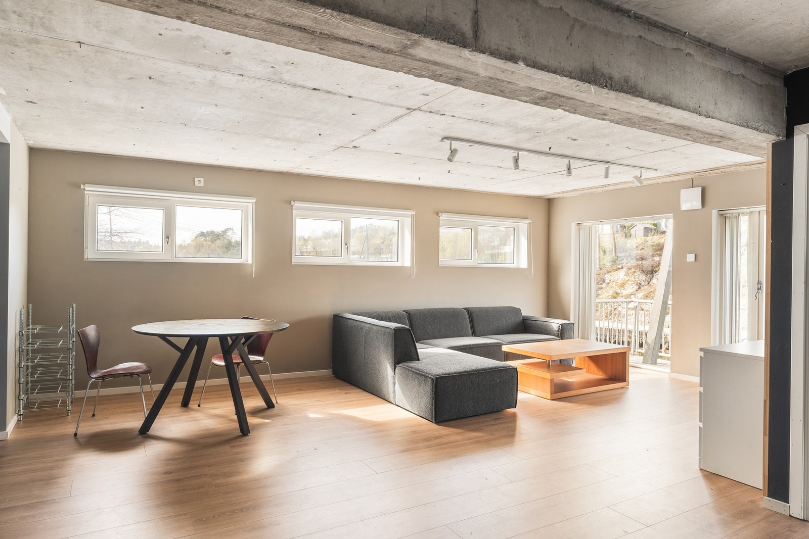 Underetasjen har et bruksareal på ca. 99 m² og inneholder kjellerrom, gang, stue/kjøkken, bad og soverom Galleribilde