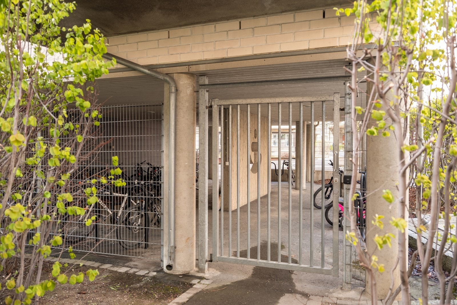 Sameiet har felles sykkelparkering i låst port. Galleribilde