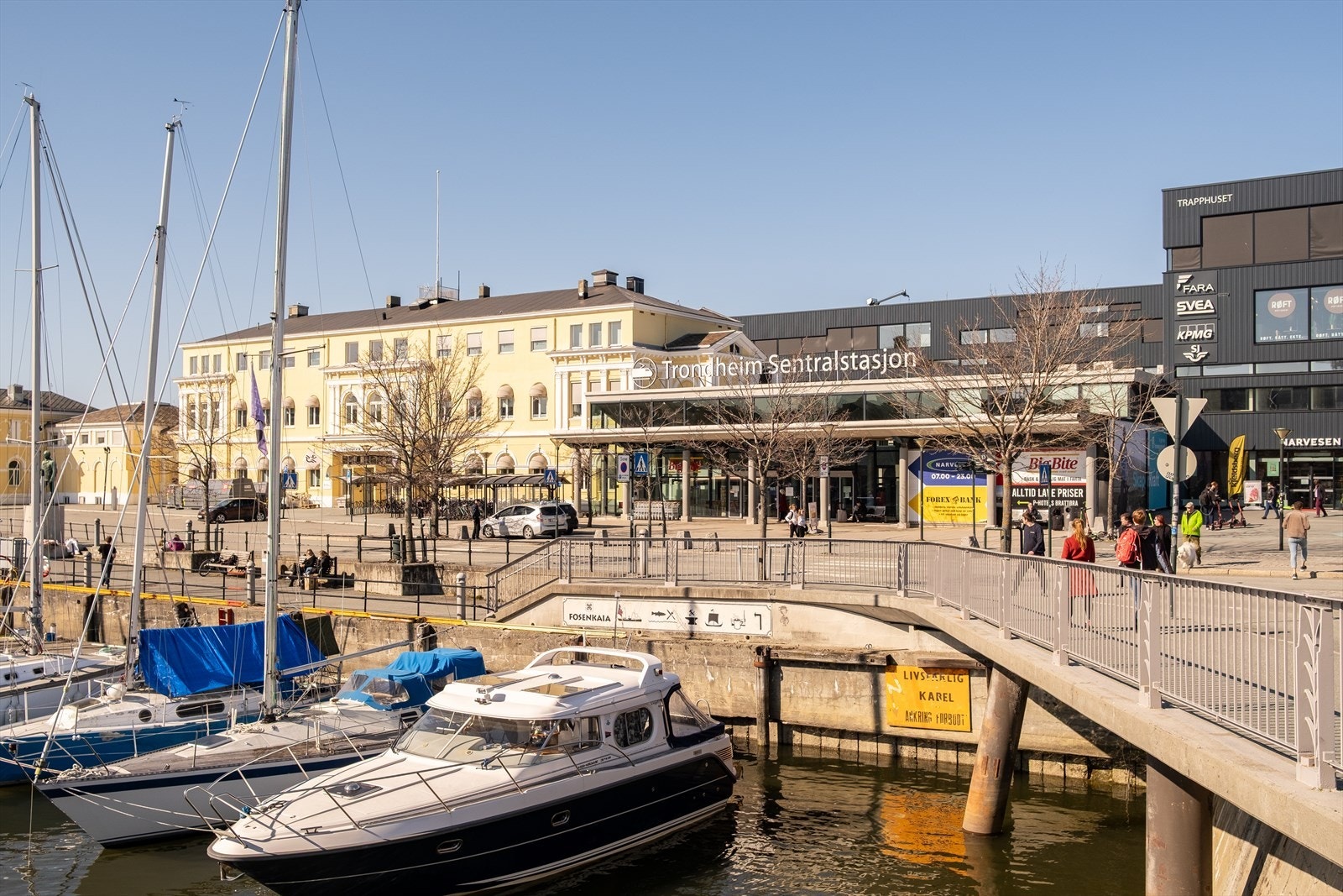 Kun 10 minutter fra leiligheten ligger Trondheim S, et knutepunkt for kollektivtransport. Også fra Solsiden er det gode kollektivforbindelser med flere bussruter, og ikke minst både flybuss og Lademoen togstasjon. Galleribilde