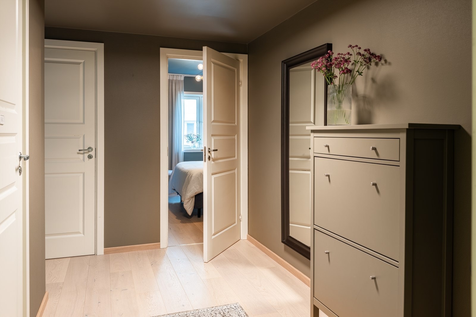Leiligheten innehar rikelig med oppbevaringsplass i innvendig bod på 2m² og ekstern bod på 4m². Galleribilde