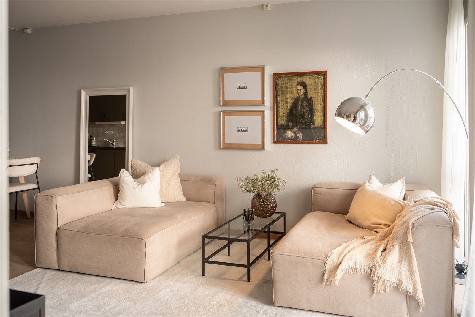 Leiligheten har en åpen stue- og kjøkkenløsning på romslige 25m² med god plass til å møblere i ulike soner. Galleribilde