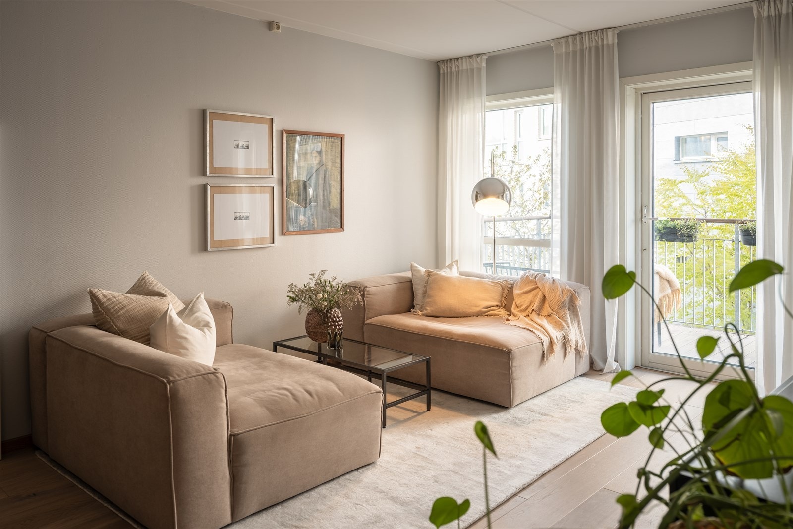 Leiligheten byr på en rekke moderne fasiliteter som heis i bygget samt fjernvarme og balansert ventilasjon som sørger for et behagelig inneklima. Galleribilde