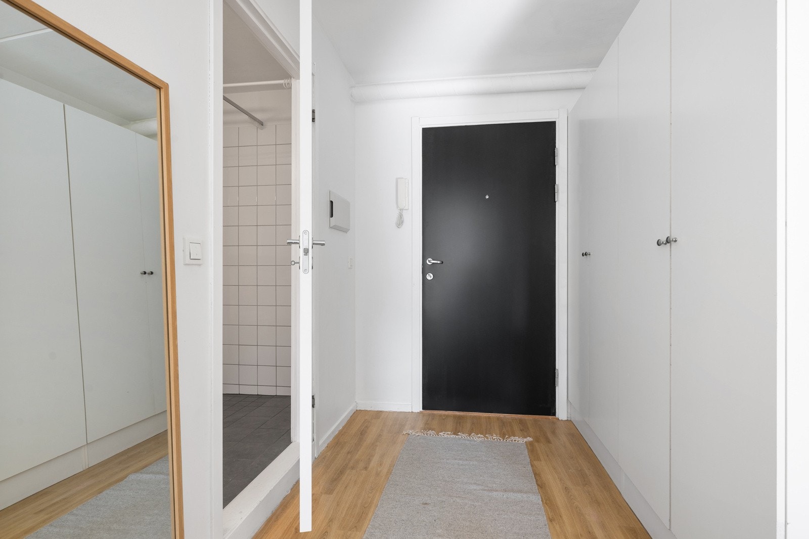 Entréen er innredet med garderobeskap hvor yttertøyet kan ryddes bort. Galleribilde