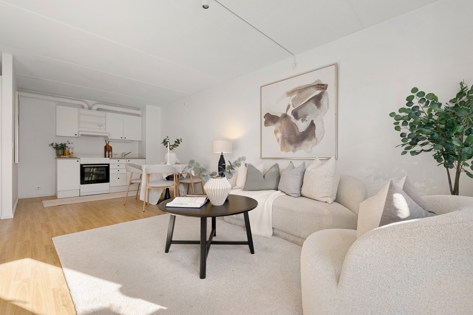 Her er det god plass til sofagruppe med tilhørende møblement og spisebord. Galleribilde