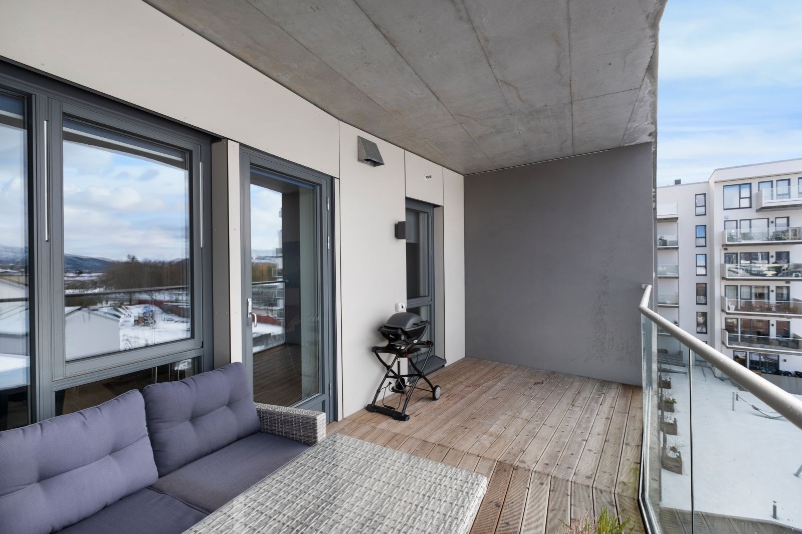 Utgang fra stue til balkong. Galleribilde