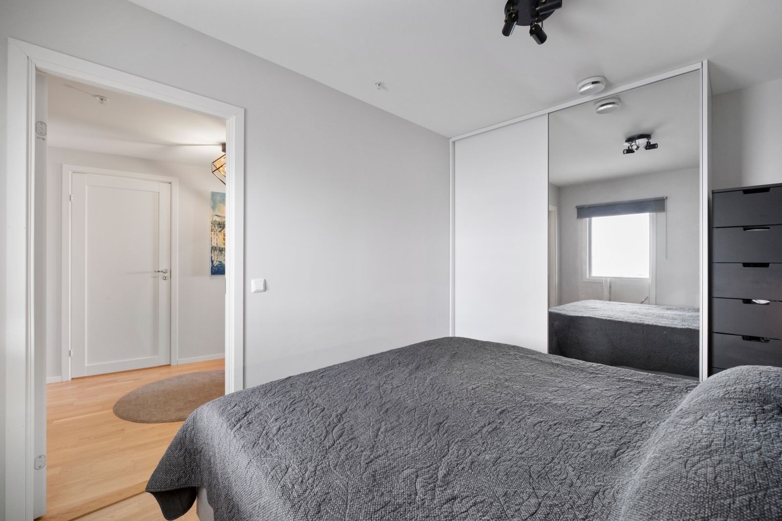 Soverommet har godt med lagring i skyvedørsgarderobe. Galleribilde