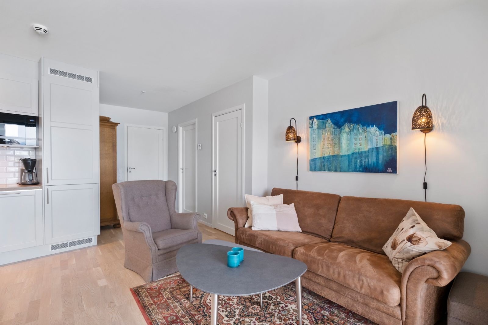 Det er parkett på gulv og malte plater på vegger og tak. Galleribilde