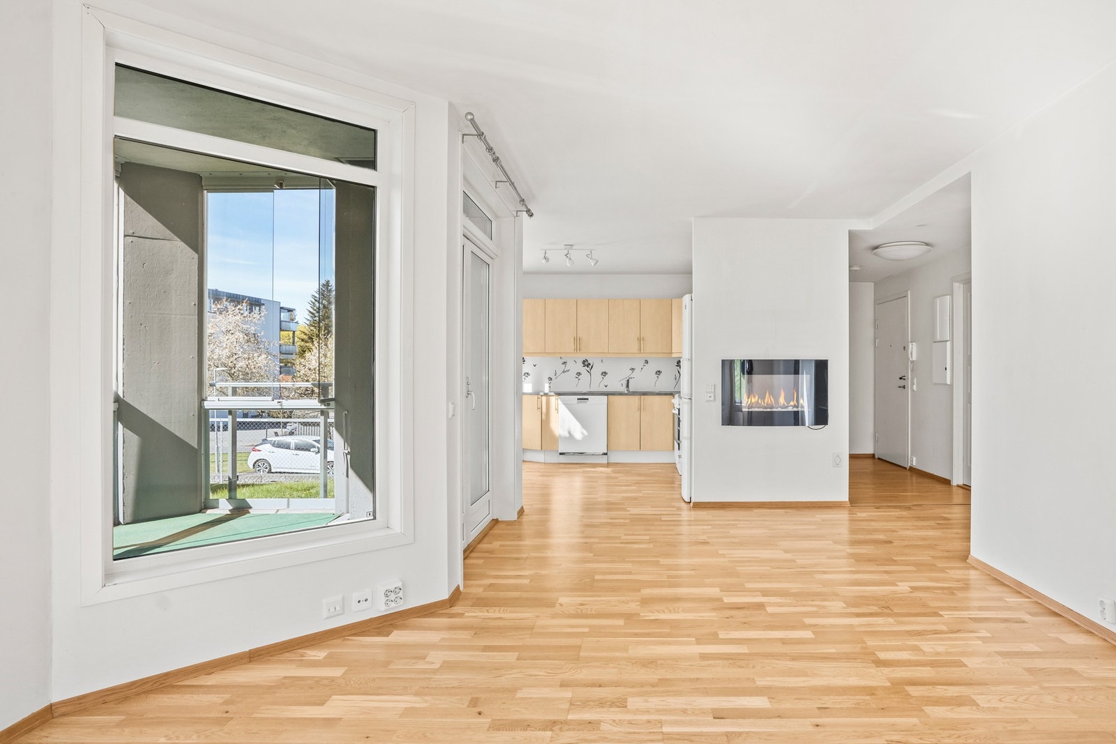 Kjøkkenet ligger i en delvis åpen løsning mot stuen - sosialt og moderne! Galleribilde