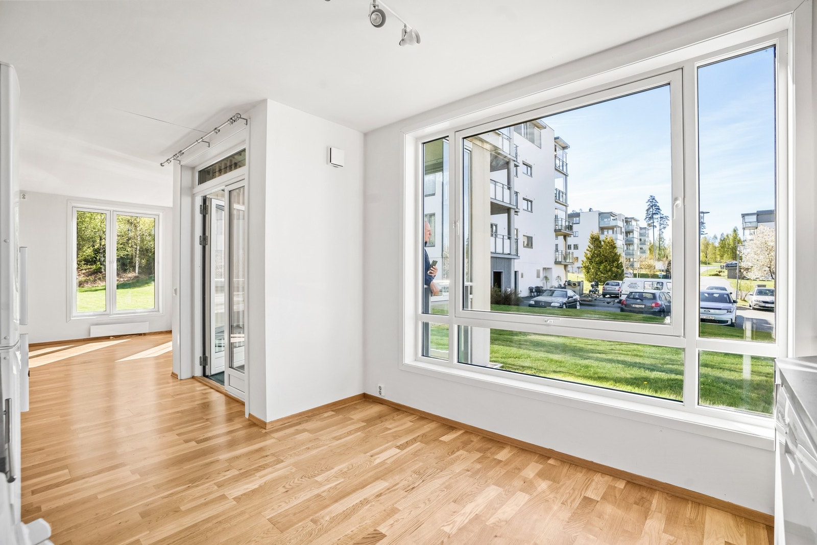 Lys og innbydende stue med store vindusflater som slipper inn rikelig med naturlig lys og skaper en luftig romfølelse. Galleribilde