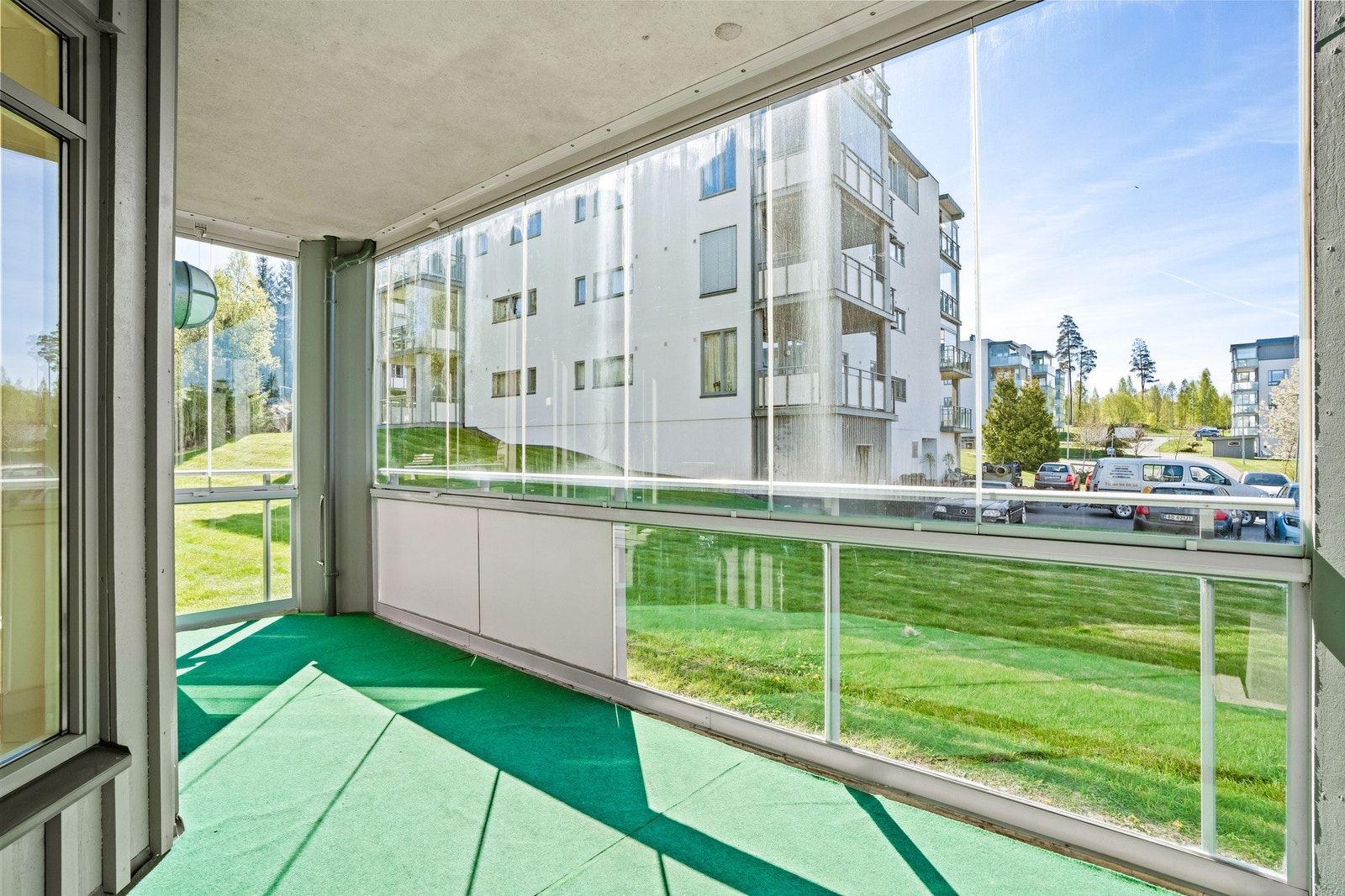 Fra stuen er det utgang til en romslig innglasset balkong på ca. 13 m² - en hyggelig forlengelse av oppholdsrommet med gode møbleringsmuligheter Galleribilde