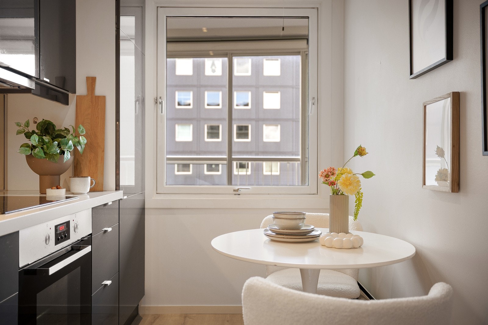 Det er også plass til et frokostbord eller en ekstra arbeidsbenk for den som ønsker det. Galleribilde