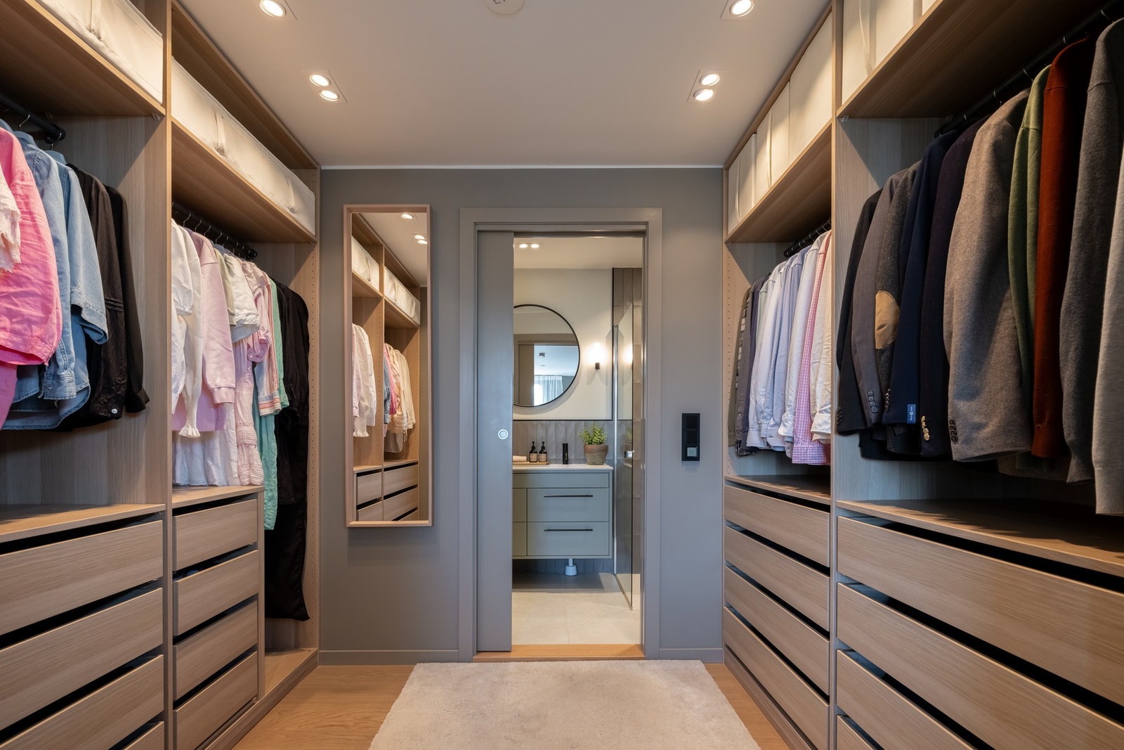 I tilknytning til soverommet finner vi et walk-in-closet. God plass til klær, smykker og annet. Galleribilde