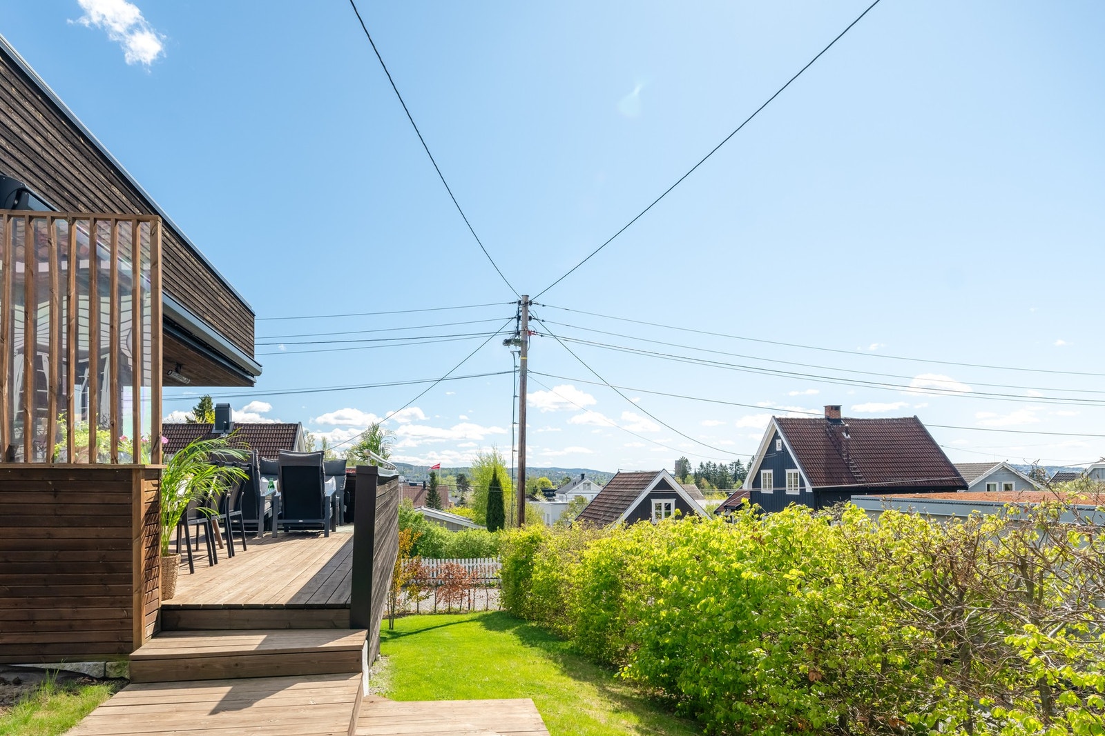 Direkte adkomst til hagen fra uteplassen. Galleribilde