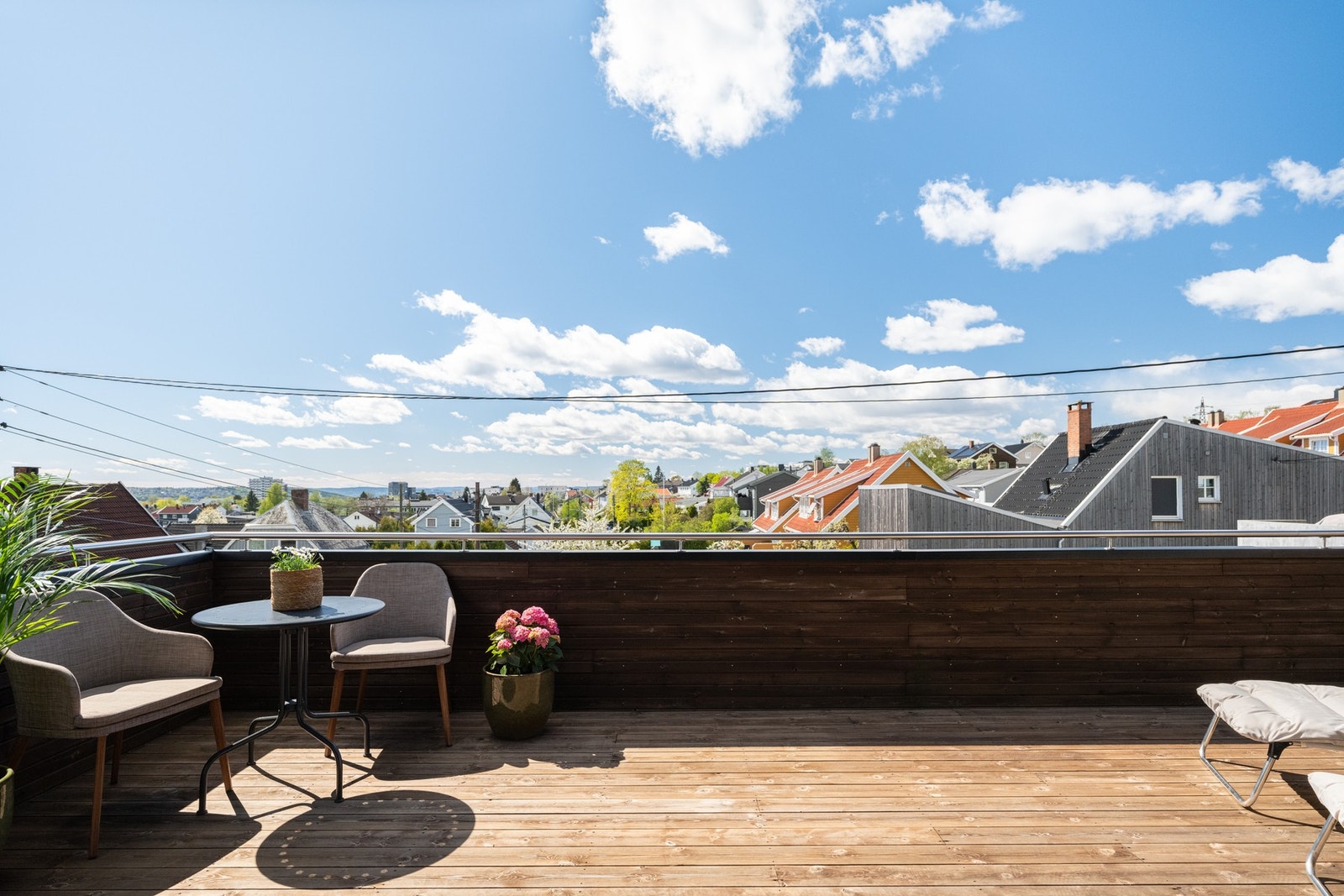 Gode solforhold med sol fra soloppgang til ca. 22:00 på sommeren i følge selger. Galleribilde