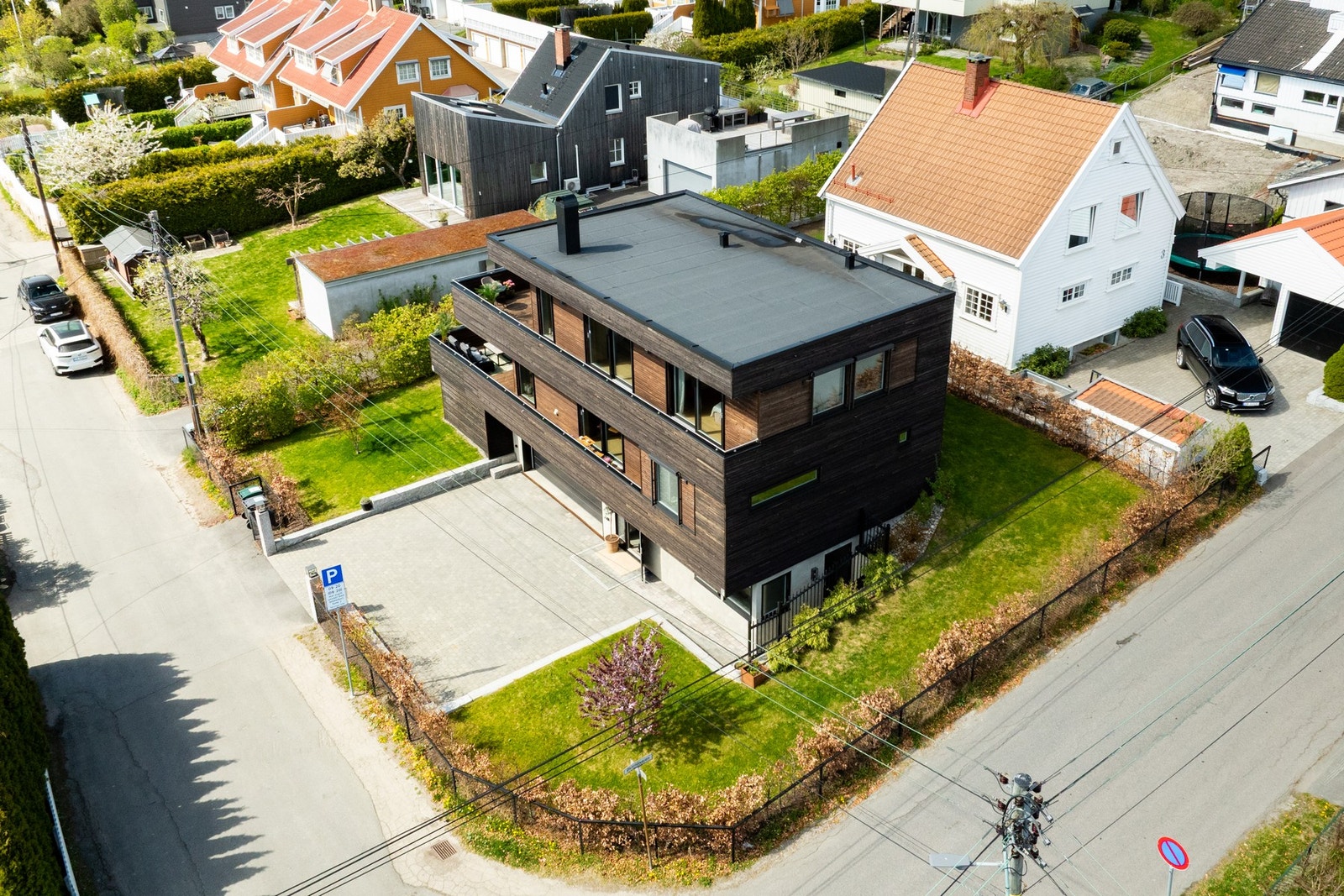 Huset er bygget for å ha minimalt med vedlikehold med Møre Royal vedlikeholdsenkel kledning og terrassegulv, samt aluminiumsbeslåtte vinduer. Galleribilde