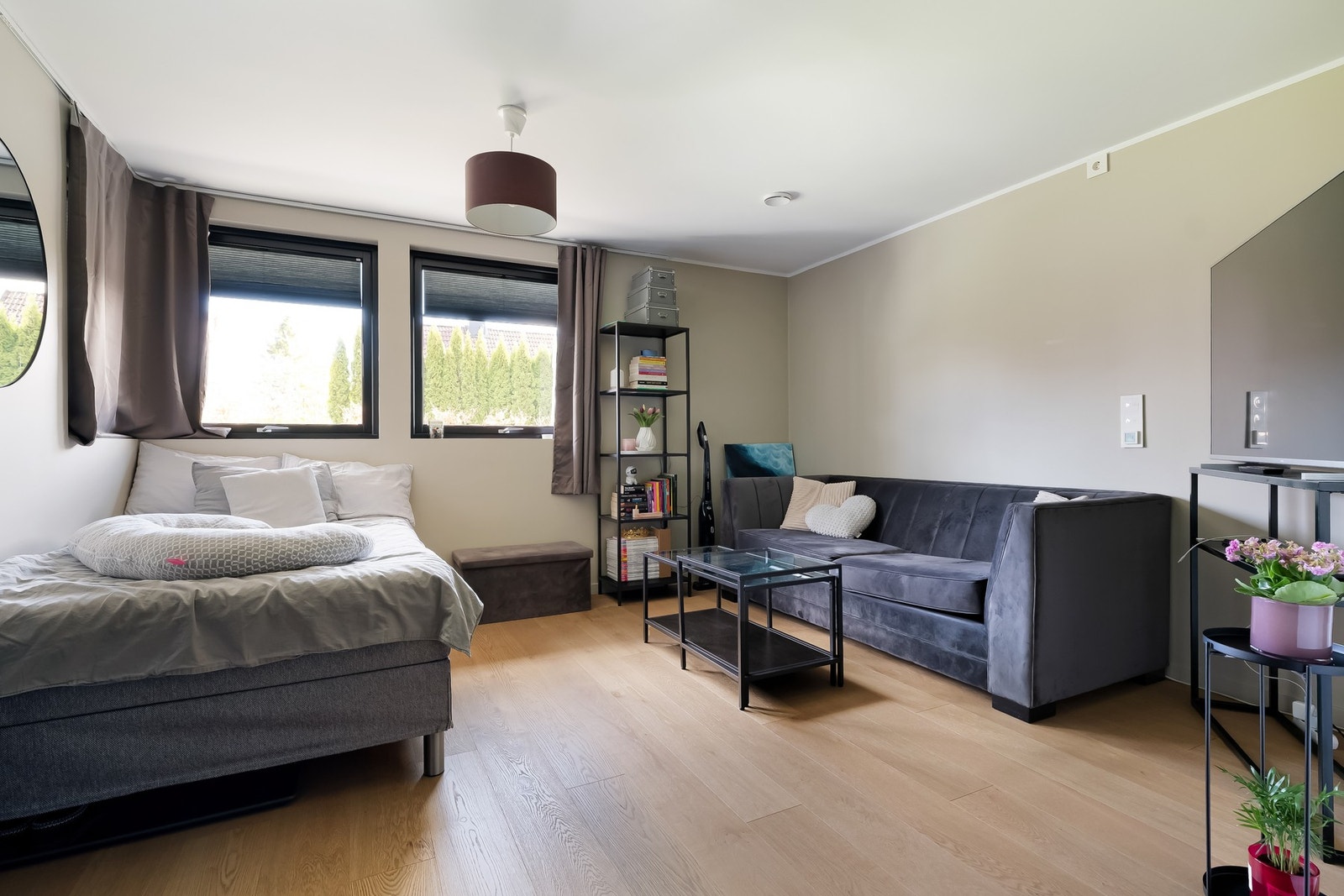 Oppholdsrommet har plass til sofa, mediemøblement og seng. Galleribilde