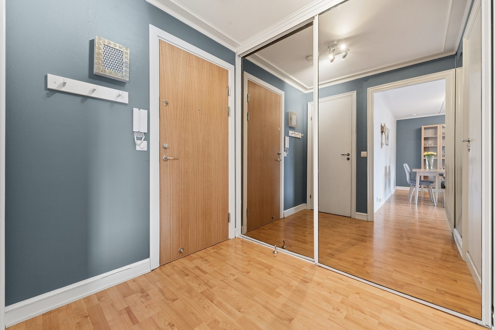 Praktisk entré med god oppbevaringsplass. Her har du også adkomst til en innvendig bod. Galleribilde