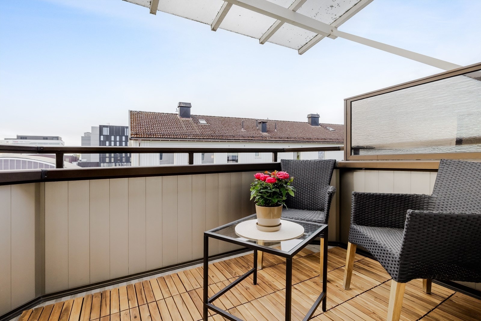 Balkongen er på 5 m² med plass til ønsket møblement. Galleribilde