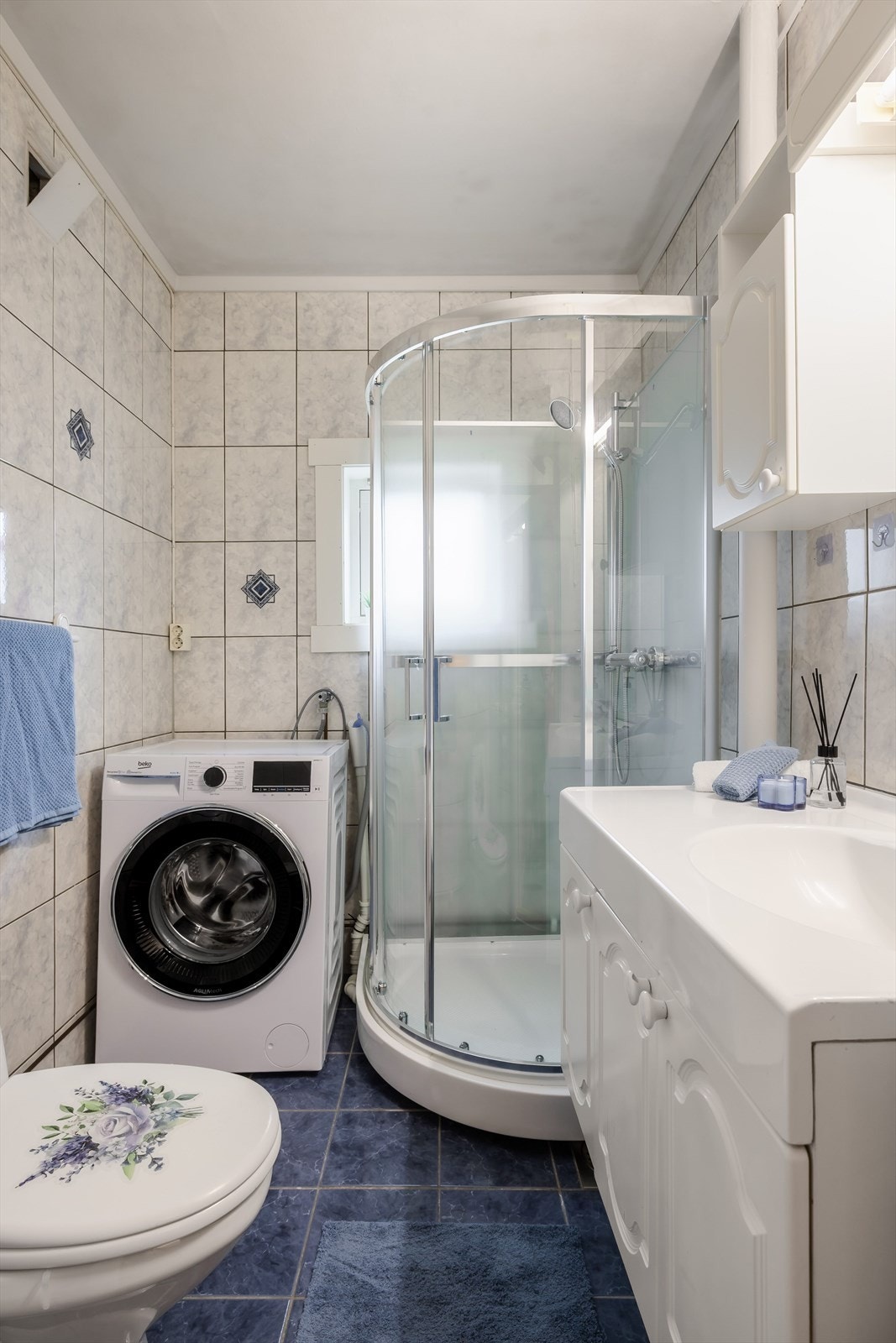 Badet er fra byggeår og har flislagte vegger og flislagt gulv. Galleribilde