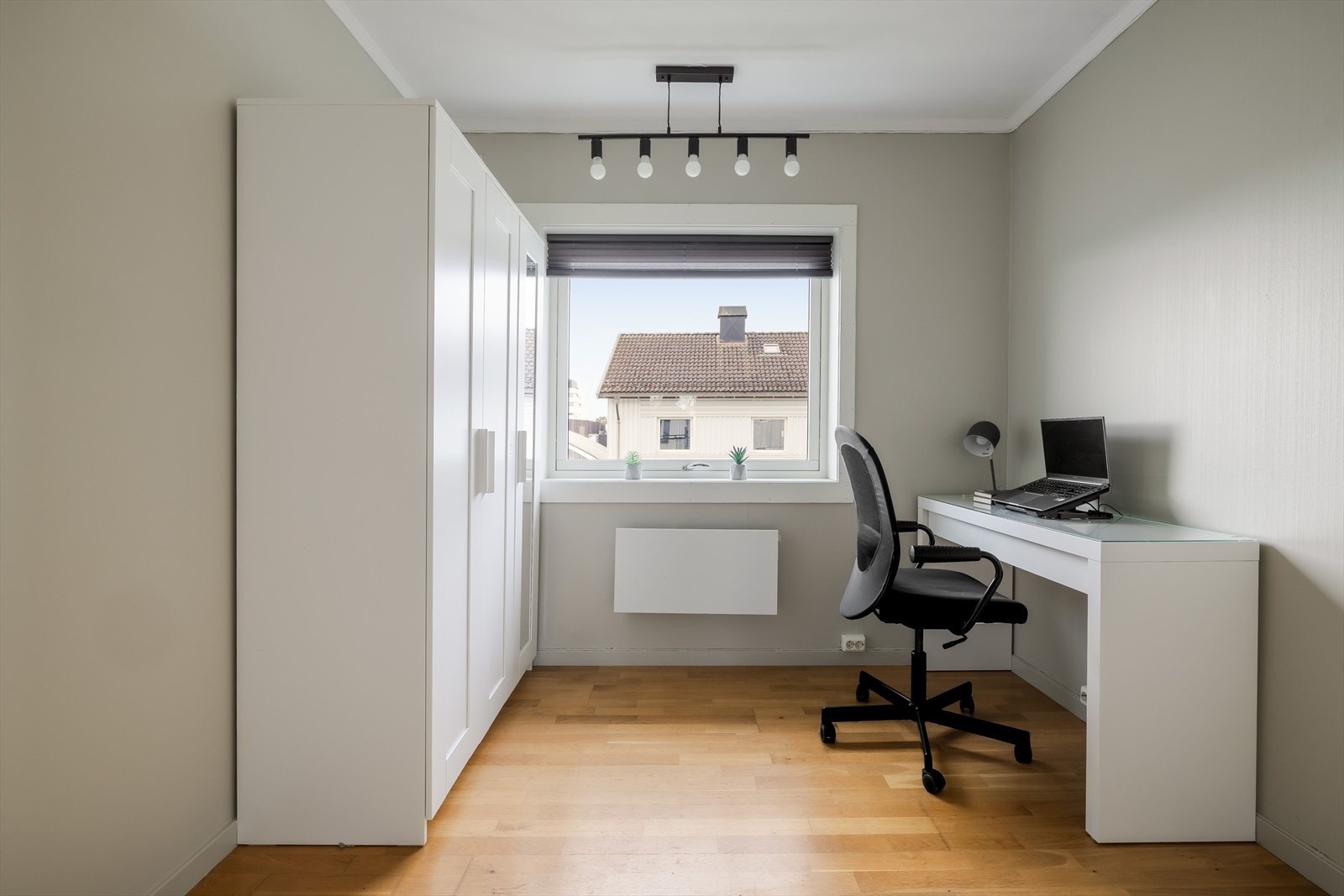 Soverom 2 egner seg også godt som et gjesterom eller kontor. Galleribilde